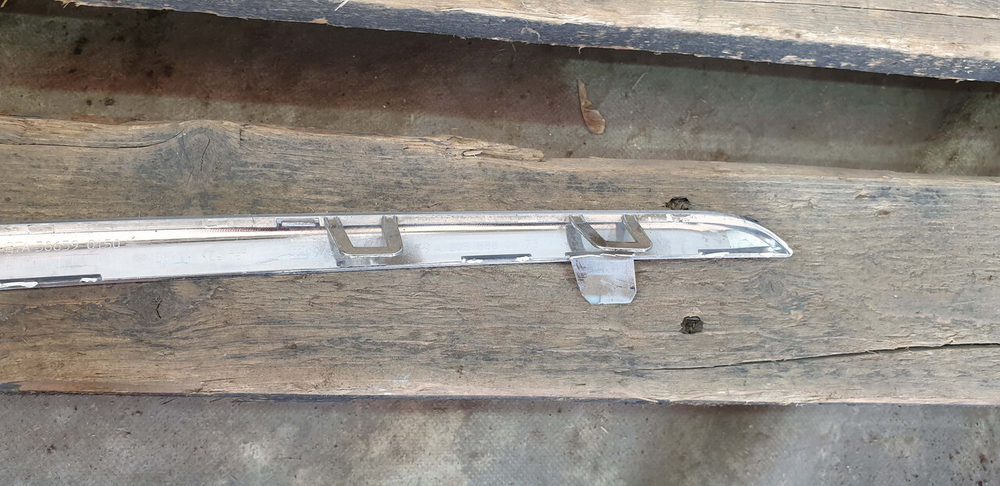 Молдинг решетки радиатора Mercedes C (W205) 14-18 Б/У Оригинал A2058880173