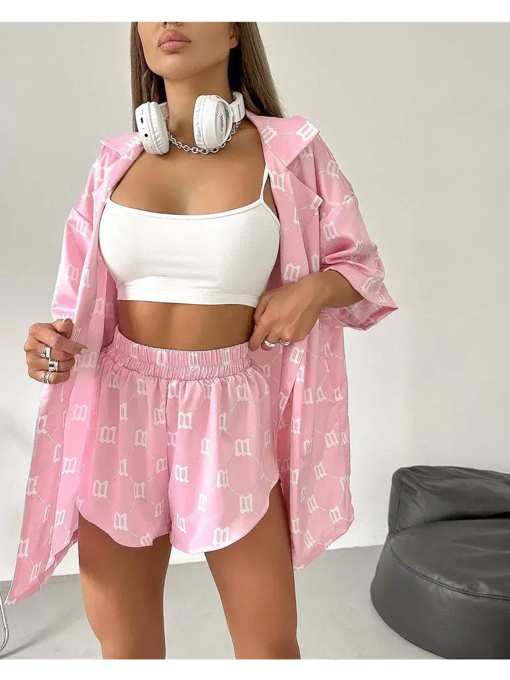 Костюм в пижамном стиле с шортами