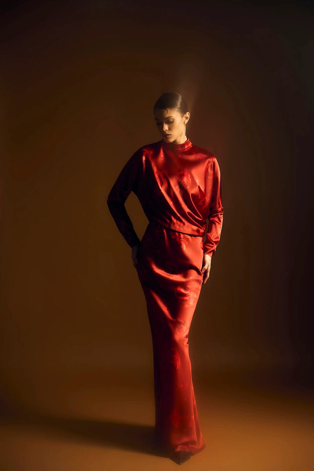 Анита макси (Anita maxi), платье макси из бордового атласа с цветочным принтом