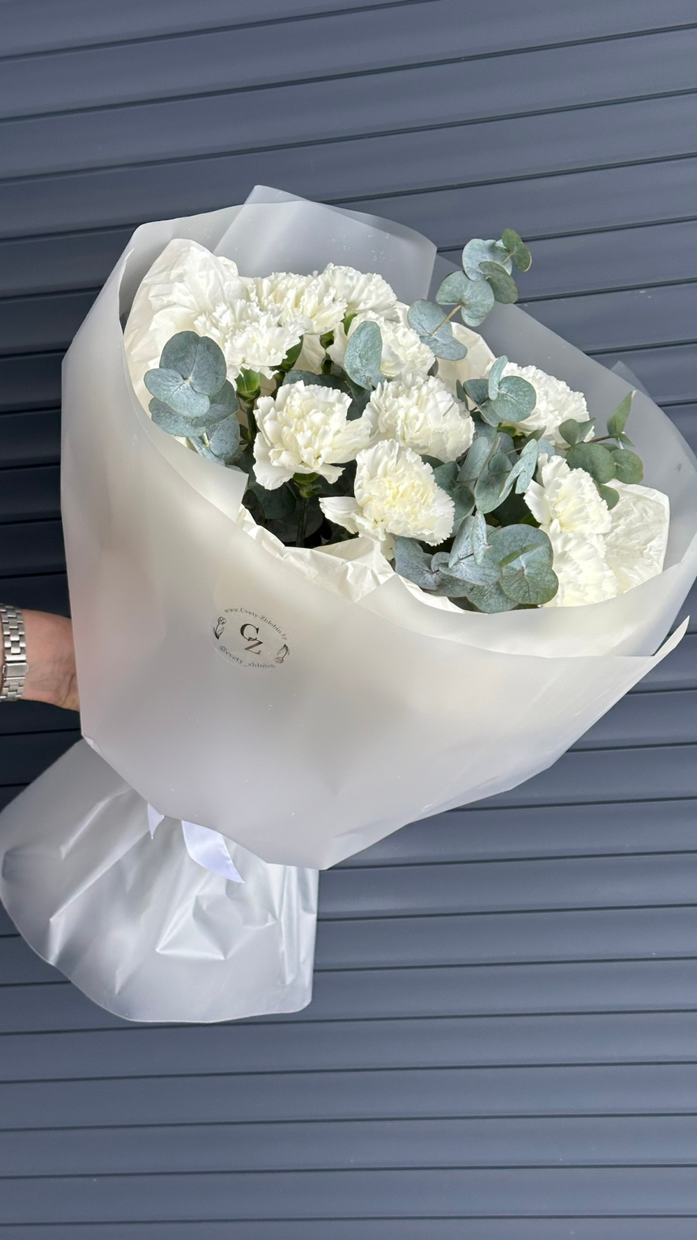 В такой букетик добавить 4 веточки кустовых роз