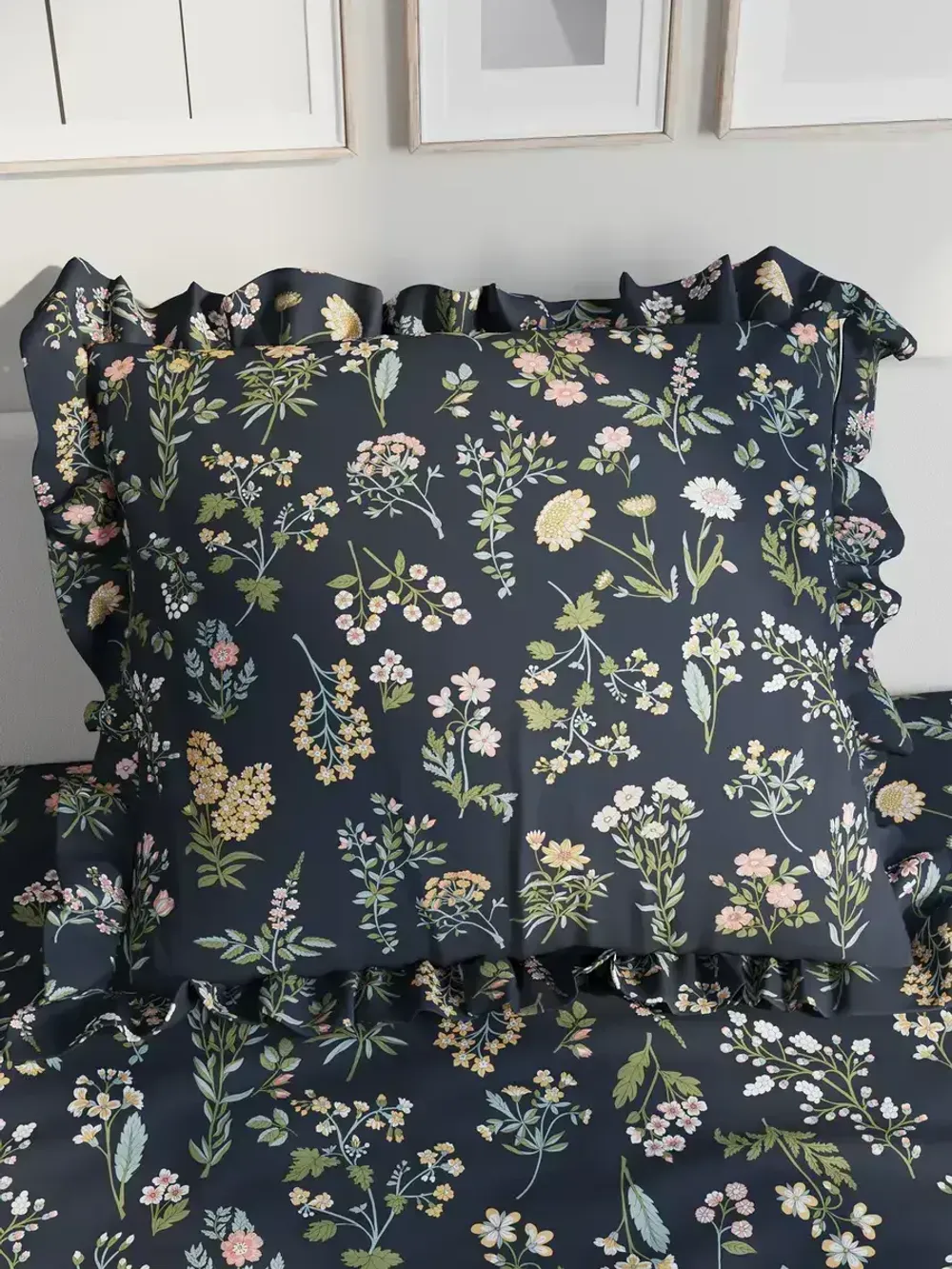 Декоративная наволочка с рюшами, оборками "Ботаника" 70х70 см, 1 шт, без молнии