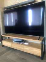 Деревянная ТВ тумба с металлическими ножками для гостиной