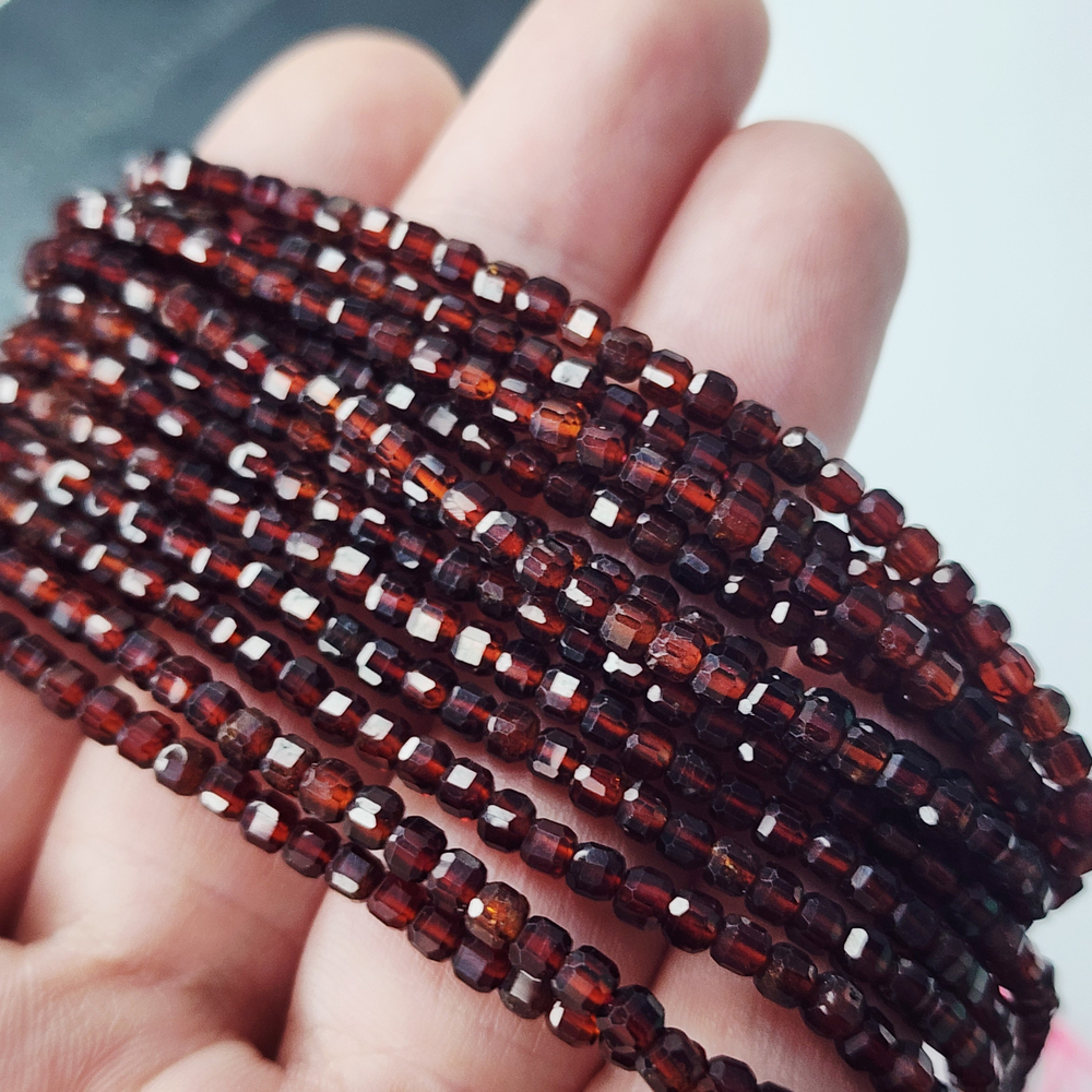 Гранат Пироп, кубик, р-р 3-3.3мм, цена за нить 19 см