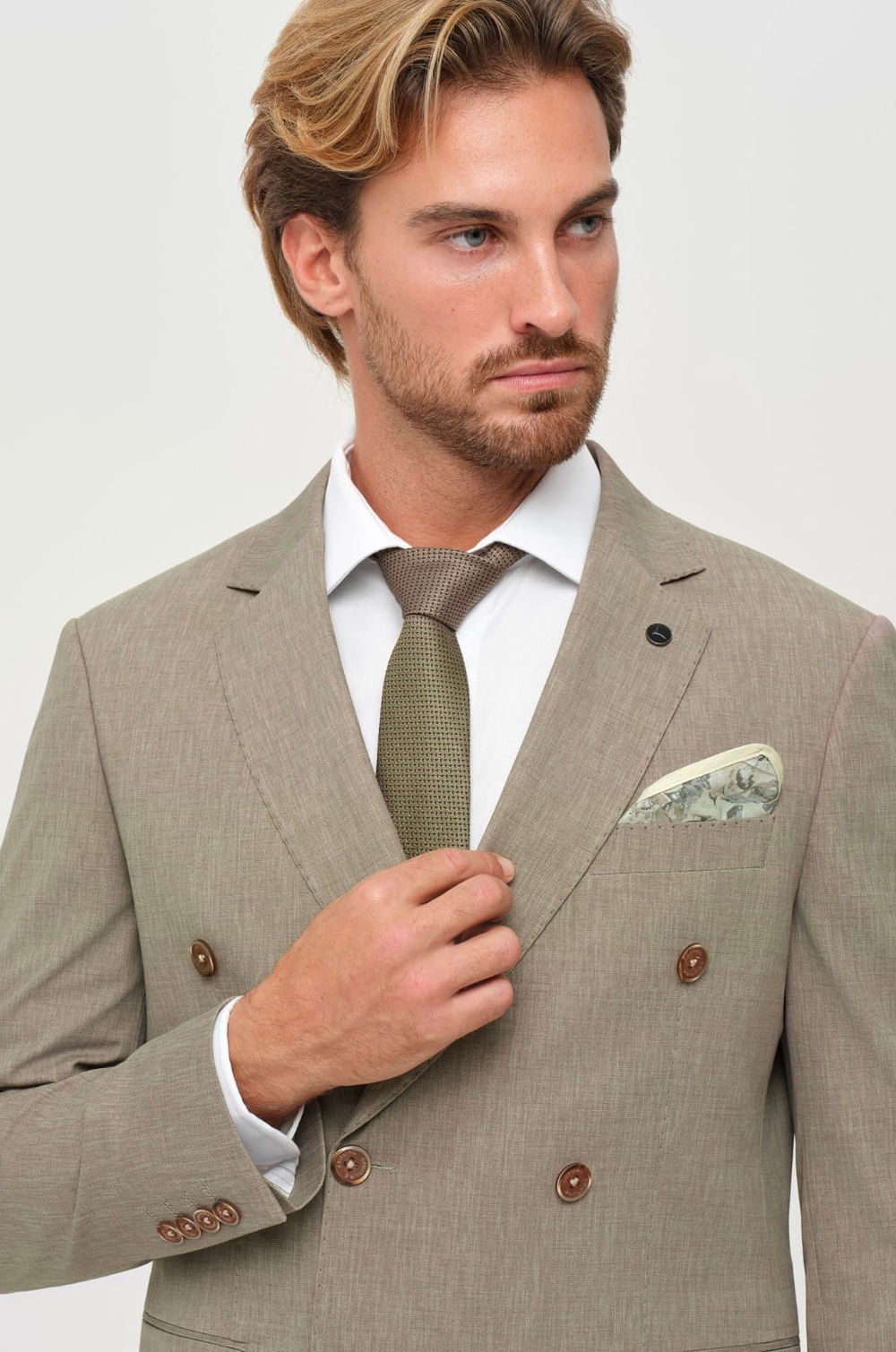 Мужской двубортный костюм (бежевый) Б69