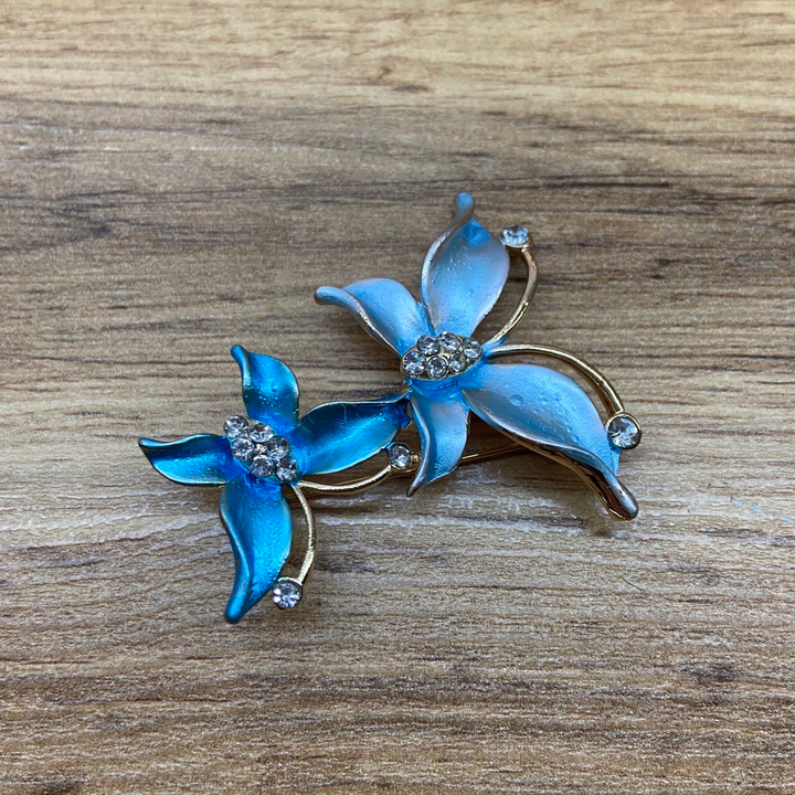 БРАК Брошь 2 бабочки с заостренными крыльями эмаль нежно-голубая голубая стразы металл золотистый
