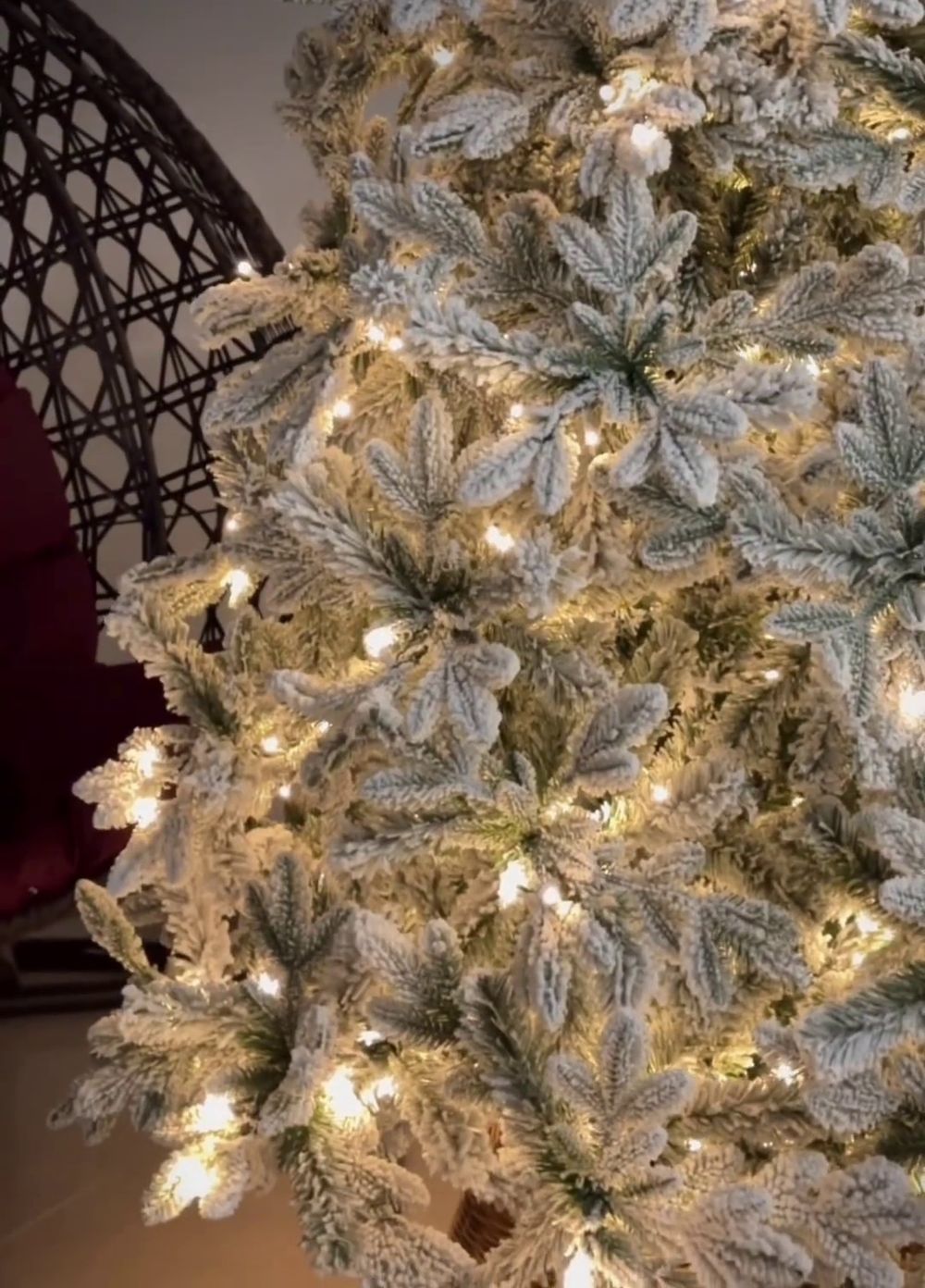 Заснеженная ель с гирляндой «Барокко» теплый свет (Литая+пвх) 240 см / 2,4 м