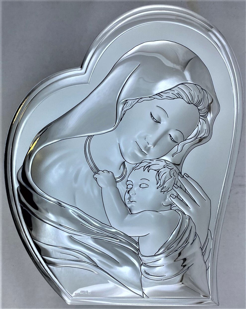 Мария с младенцем, панно в форме сердца, белое дерево 120х150