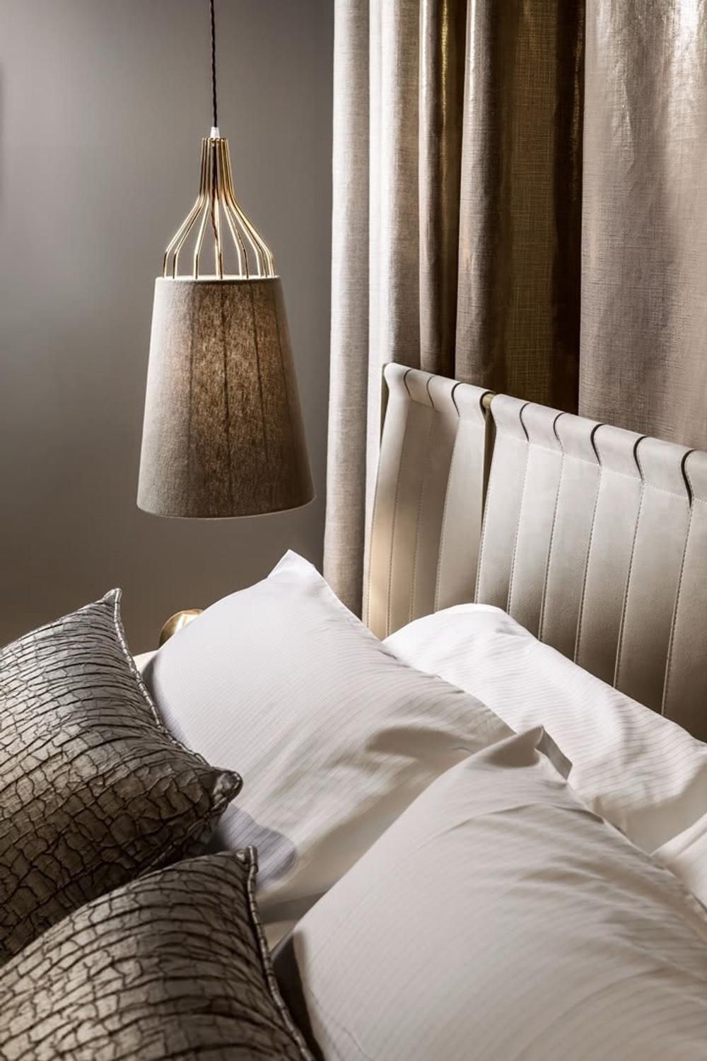 Двуспальная кровать с металлическим изголовьем