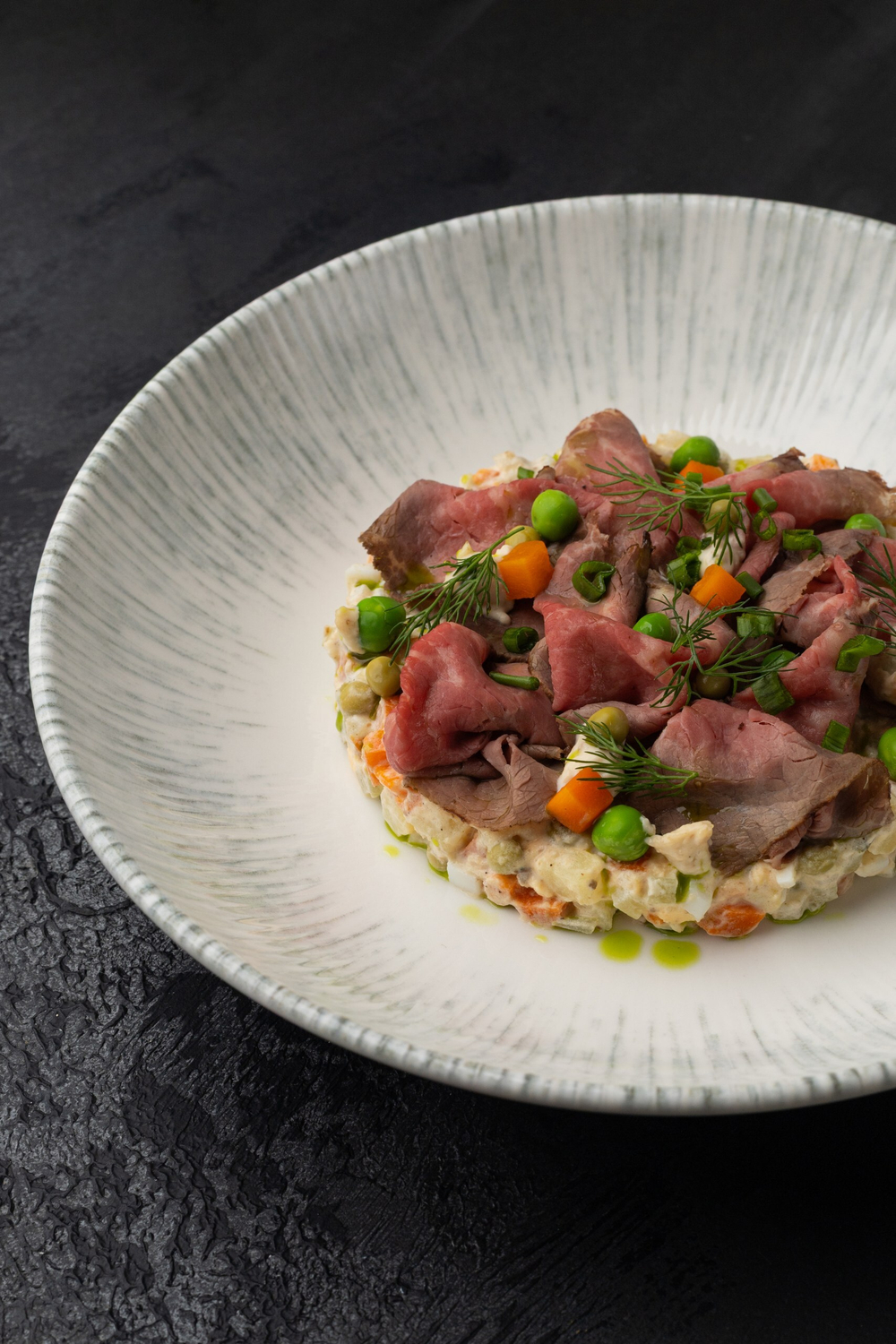 Салат Оливье с ростбифом