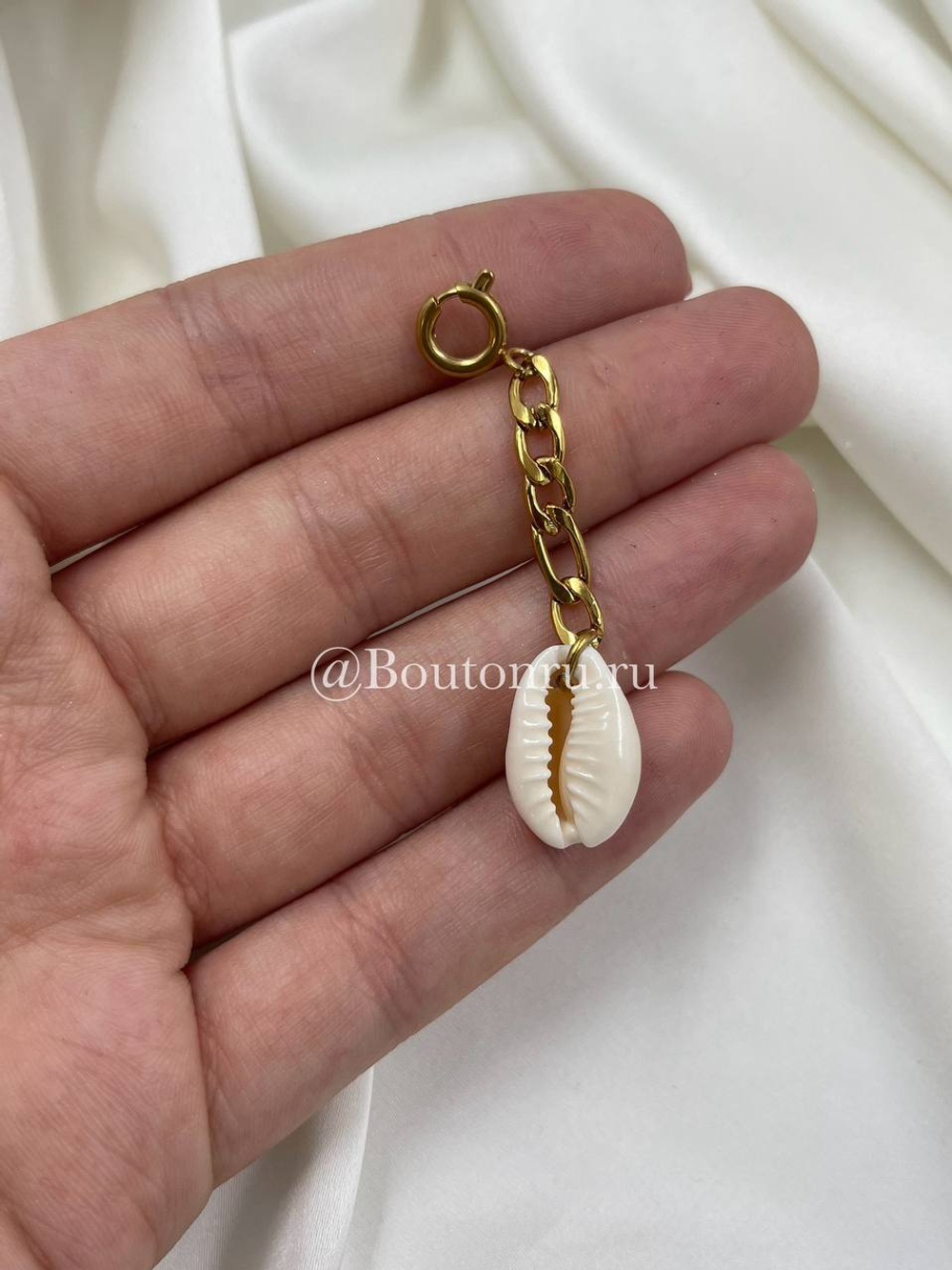 Подвеска золотистая на карабине с белой ракушкой