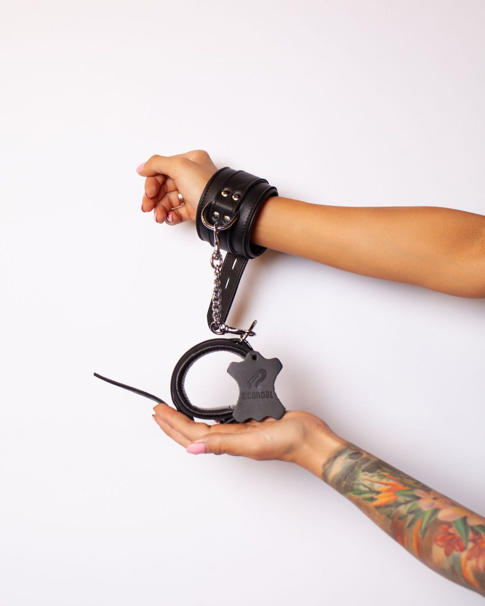 Черные наручники Scandal из натуральной кожи со стальной цепочкой (Цвет: черный)