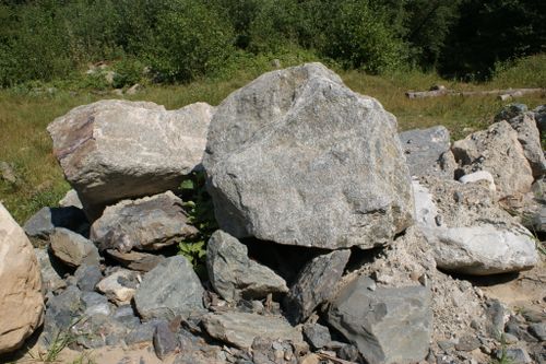 добыча гранитного валуна казбек