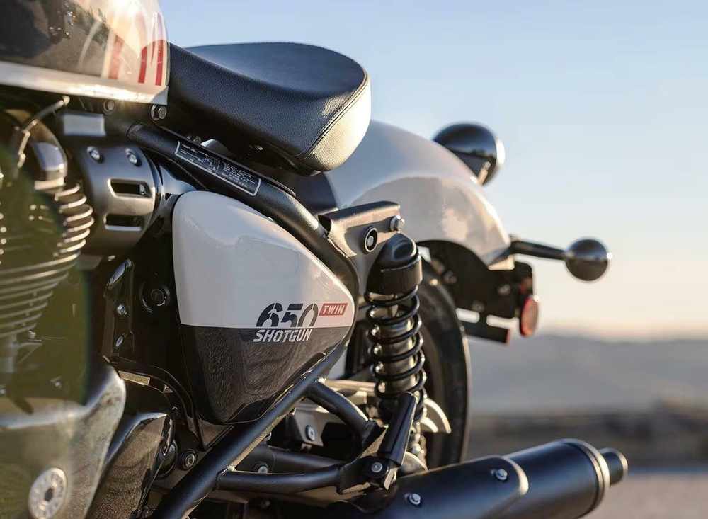 Royal Enfield Shotgun 650 Stencil White (Premium)