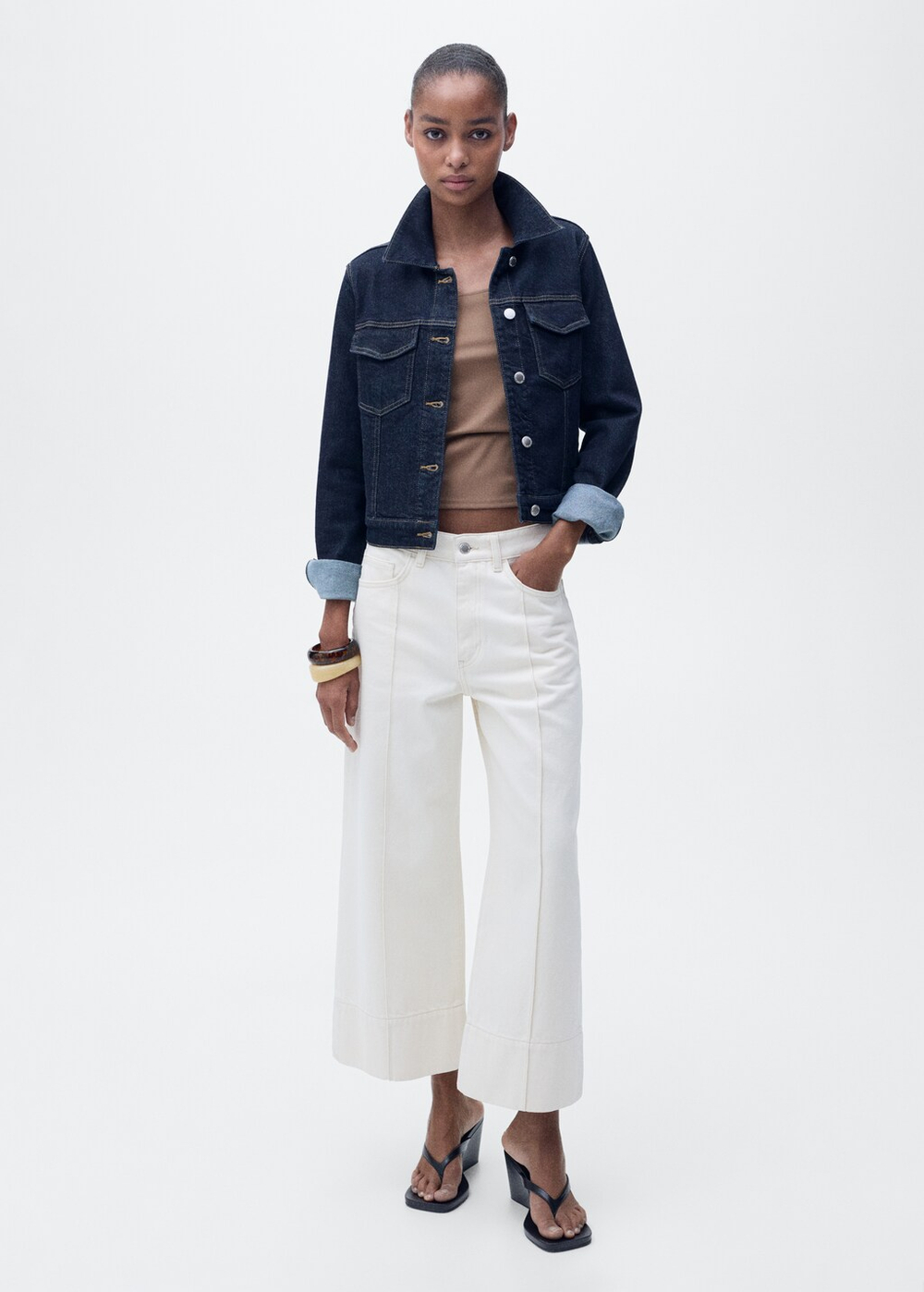 Приталенный топ на узких бретельках