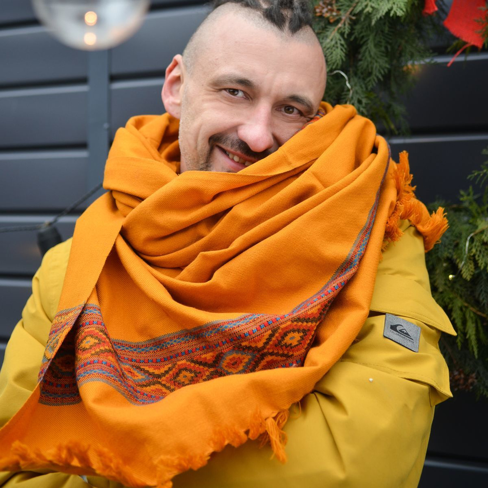 Шерстяной палантин с вышивкой