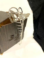 Заколка-краб. Бабочка петля со стразами. Усиленная. Цвет серебро