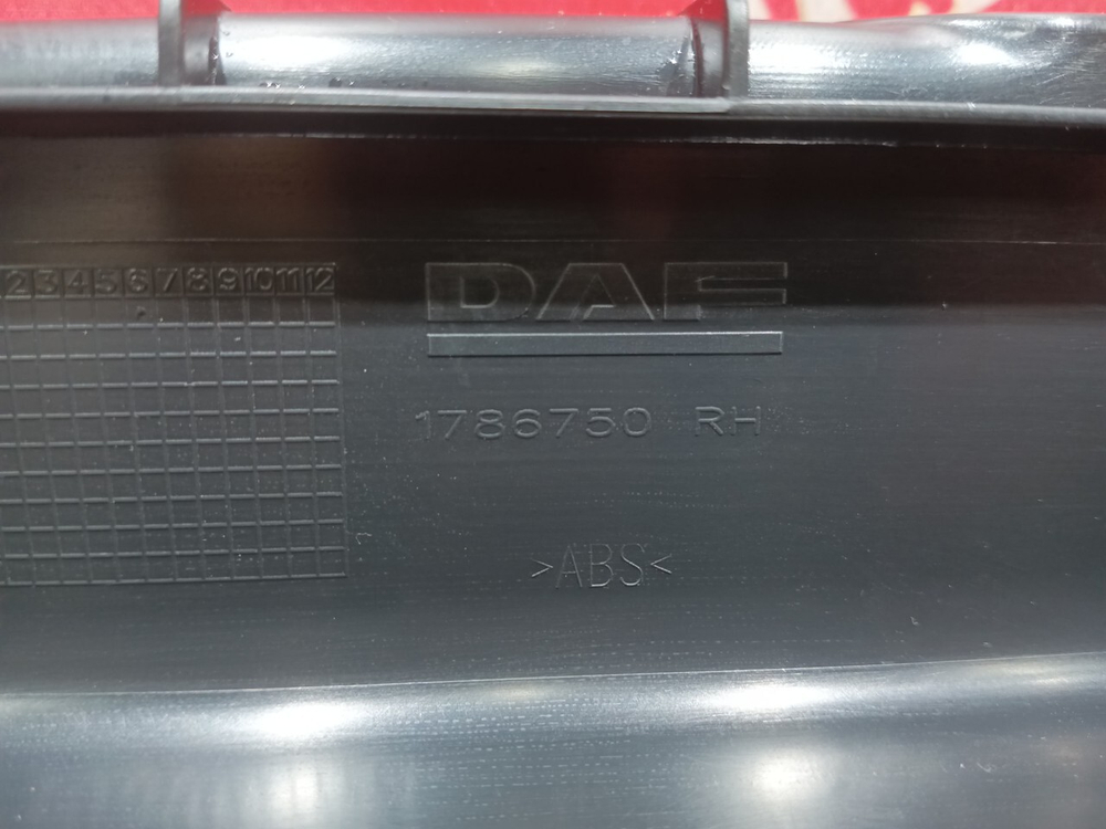 Накладка ручки бардачка правая