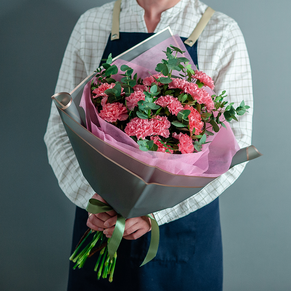 Стильный букет розовых диантусов с эвкалиптом