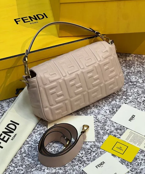 Сумка из кожи Fendi Baguette светло-розовый