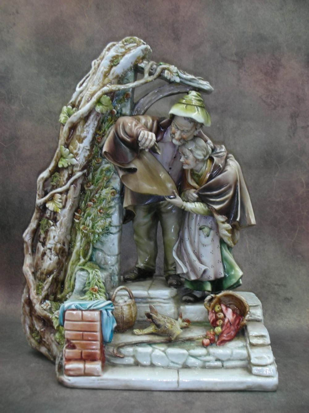 Статуэтка. Фарфор. Кров и давняя любовь. Capodimonte. Италия