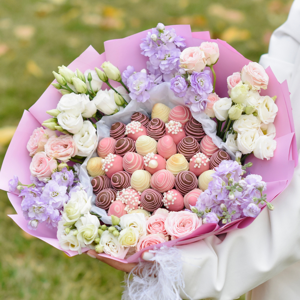 Букет из клубники в шоколаде «Рассвет» с маттиолой, эустомой и кустовой розой