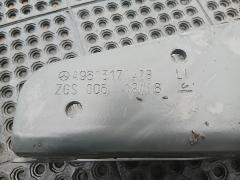 Кронштейн усилителя бампера левый