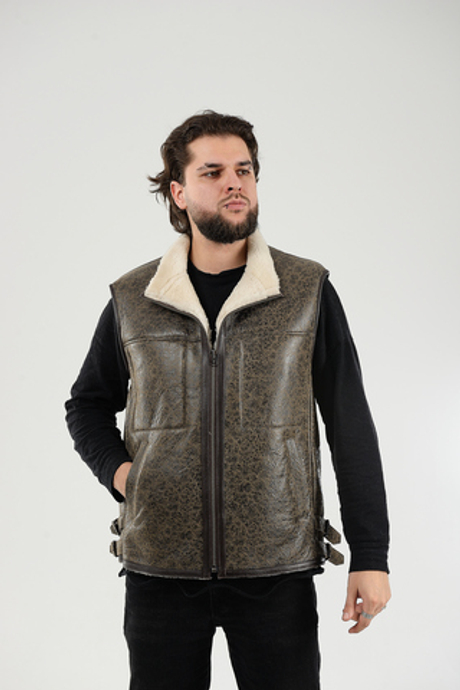 Универсальный жилет из натуральной дубленочной овчины с покрытием "Брызги", светлый мех.