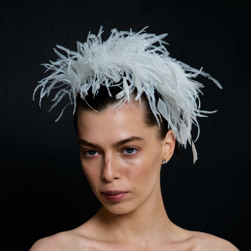 Ободок тонкий с белыми перьями