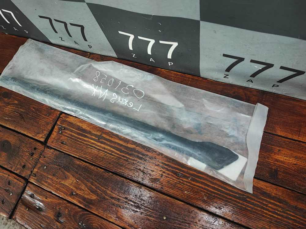 Уплотнитель двери задней левой Lexus NX Новый Оригинал 6788878013