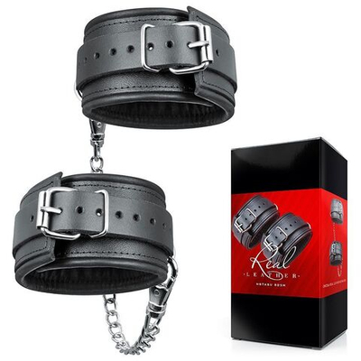 Черные кожаные оковы на цепочке с карабинами (Цвет: черный)