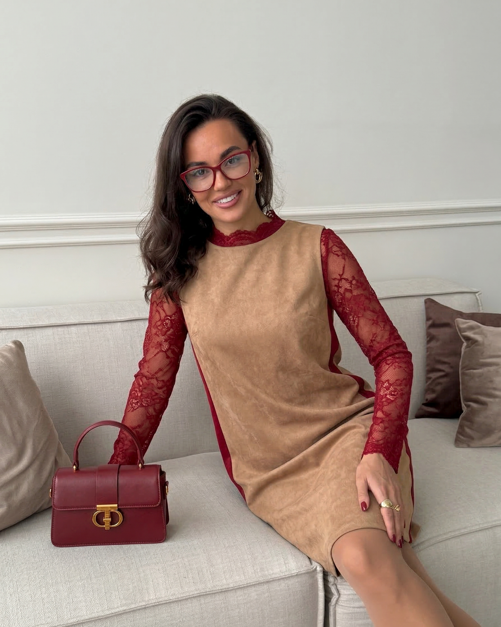 Бежевое женское платье-сарафан из экозамши с красными боковыми вставками