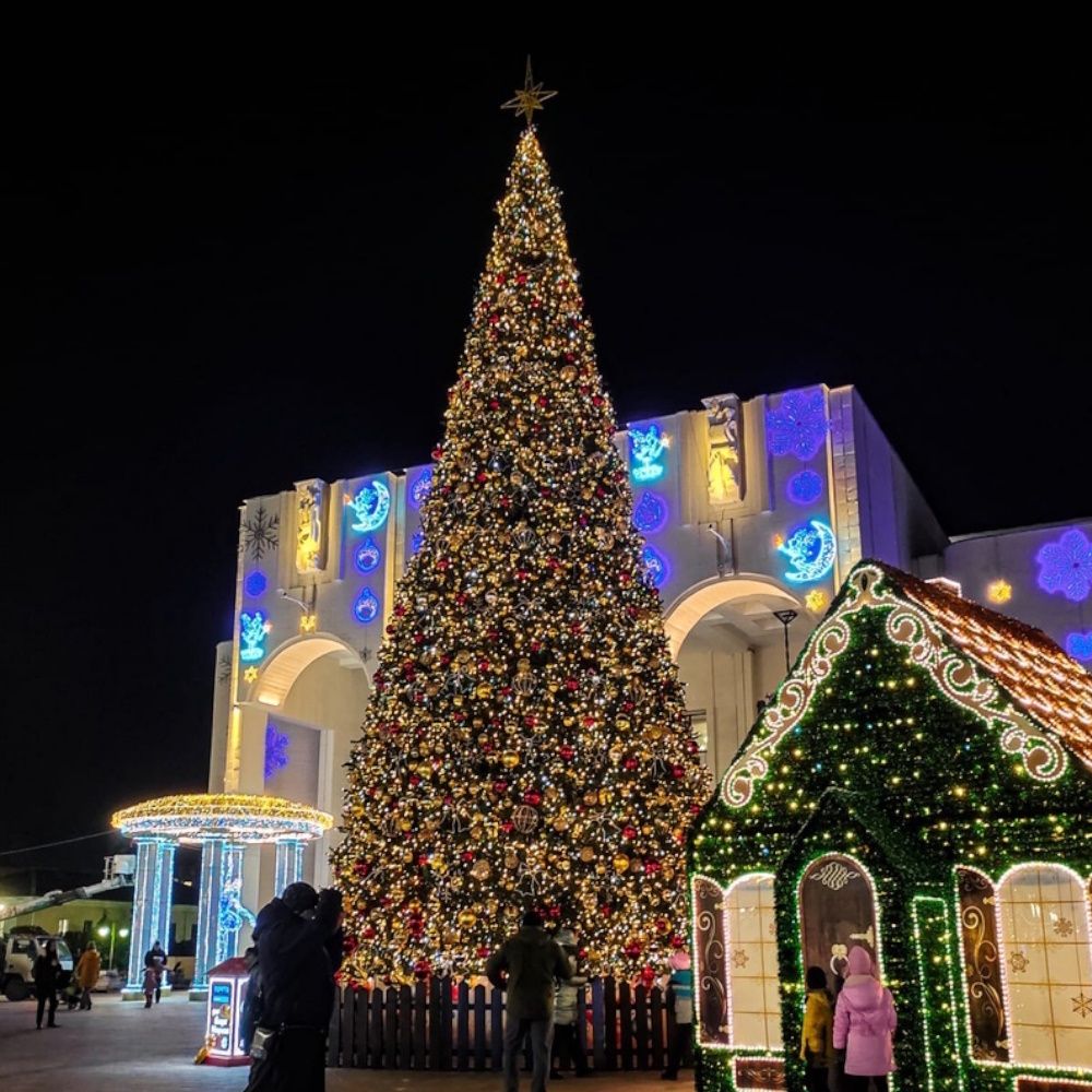 Светодинамическая елка каркасная - встроенная гирлянда: теплый свет - "Уральская" 27 м