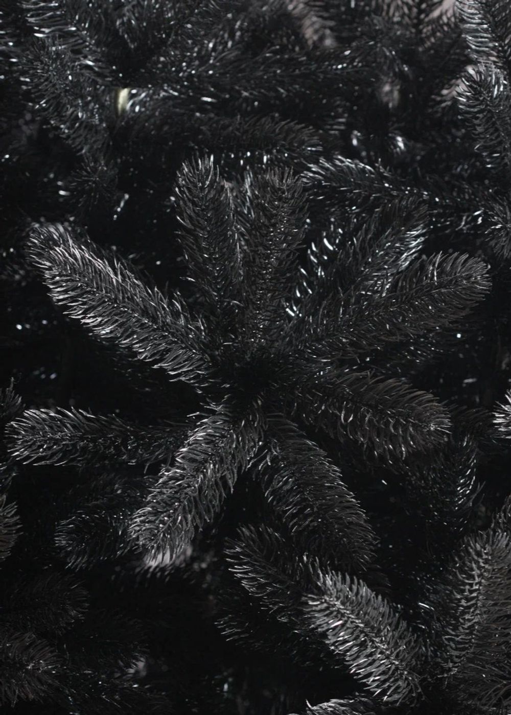 Искусственная черная елка «Фэнтези» (Литая хвоя) 250 см / 2,5 м