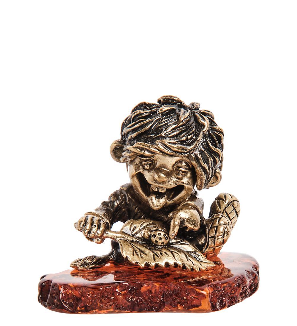 Народные промыслы AM- 240 Фигурка «Домовенок с листиком» (латунь, янтарь)