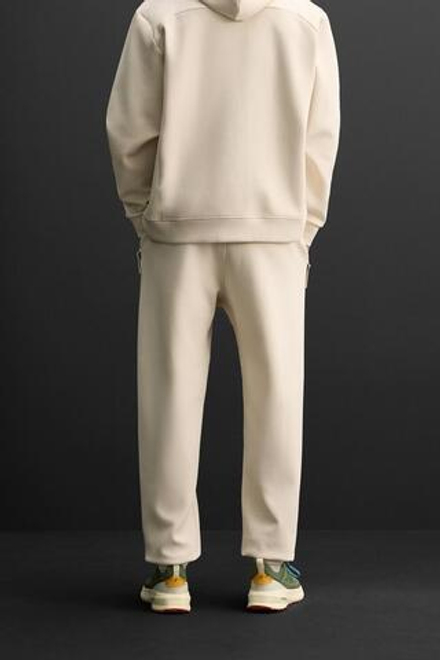 ZARA ДЖОГГЕРЫ ИЗ ВЫСОКОТЕХНОЛОГИЧНОЙ ТКАНИ С МОЛНИЯМИ, ЭКРЮ