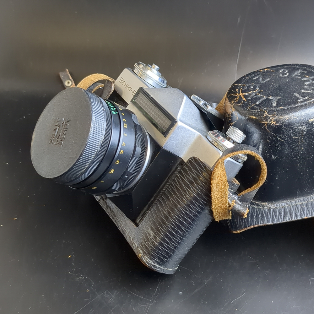 №4 Фотоаппарат "Зенит-Е" с объективом "Гелиос 44 - 2", металл, стекло, кожа, пластик, Красногорский механический завод (КМЗ), СССР, 1977 г.