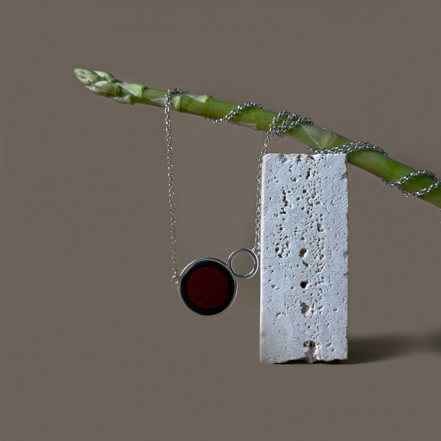 Колье Бесконечность с вишневым янтарем