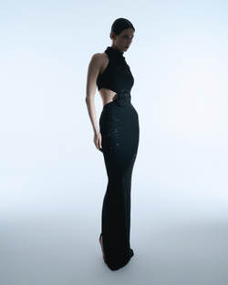 Черное платье с цветочной деталью на талии