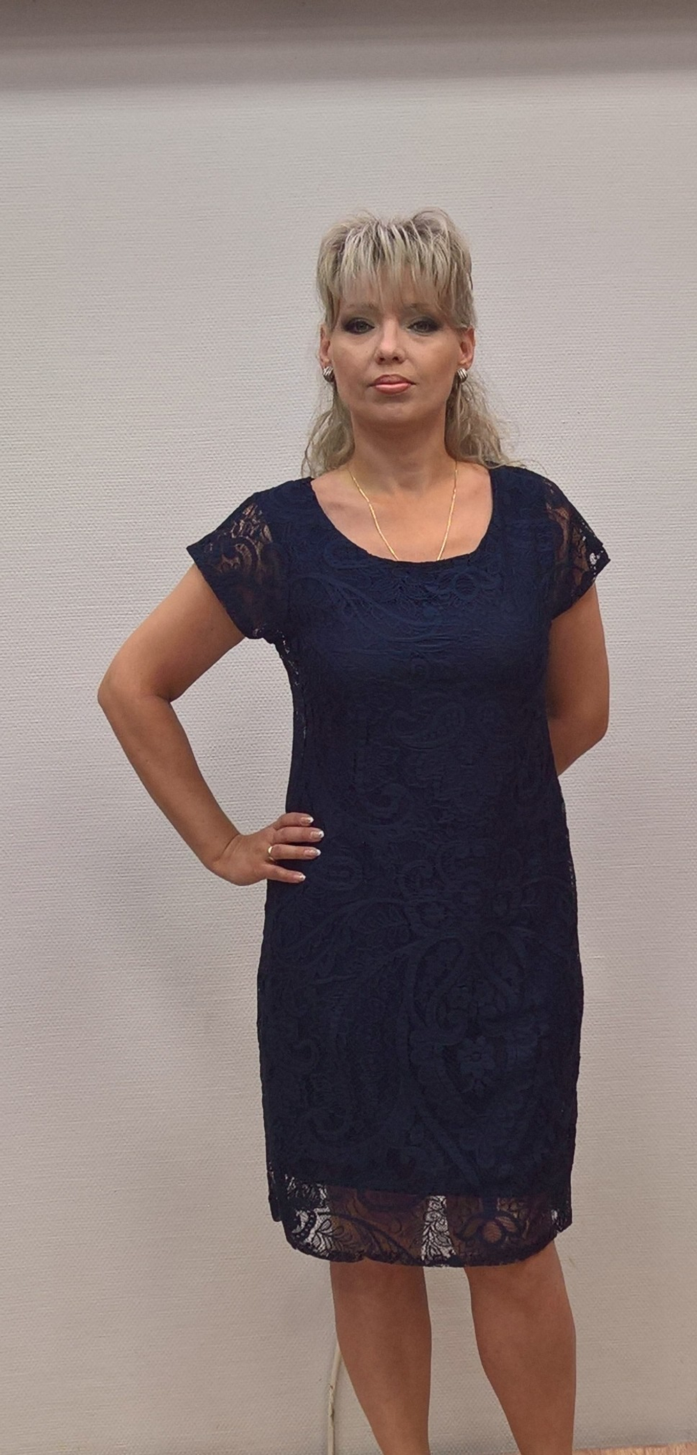 Малиновое приталенное гипюровое платье