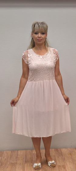 Розовое итальянское платье с кружевным верхом