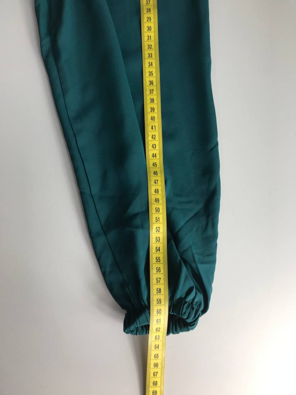 Платье изумрудного оттенка, визуально на 44 размер
