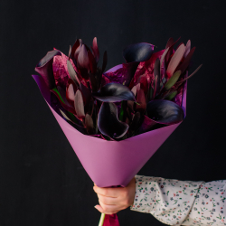 46. Насыщенный дуо-букет с каллами и леукондендронами