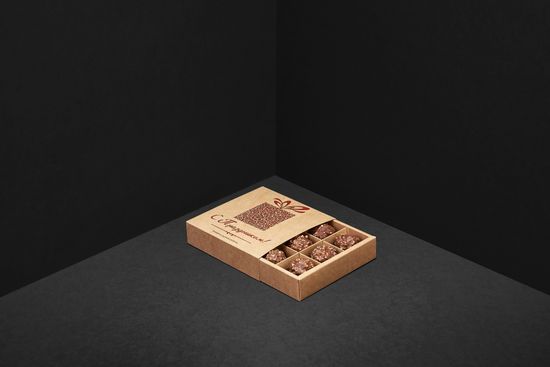 Упаковка с рисунком для 9 шоколадных конфет. С праздником!