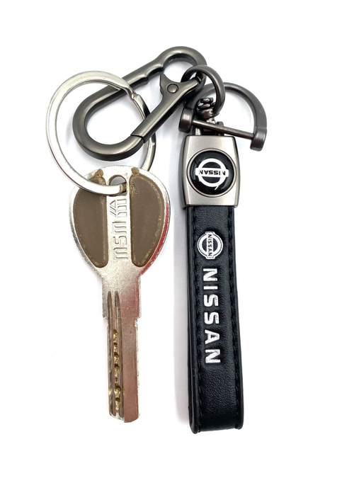 Брелок для ключей кожаный с эмблемой Nissan (кожзам, белая надпись)