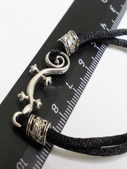 Браслет амулет на руку "Ящерица", красная, черная нить с застежкой.