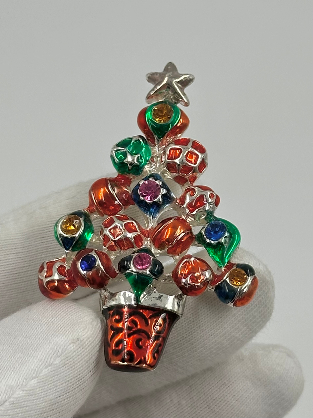 Брошь Ель из шариков