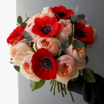 Яркий букет Juliet и анемоны