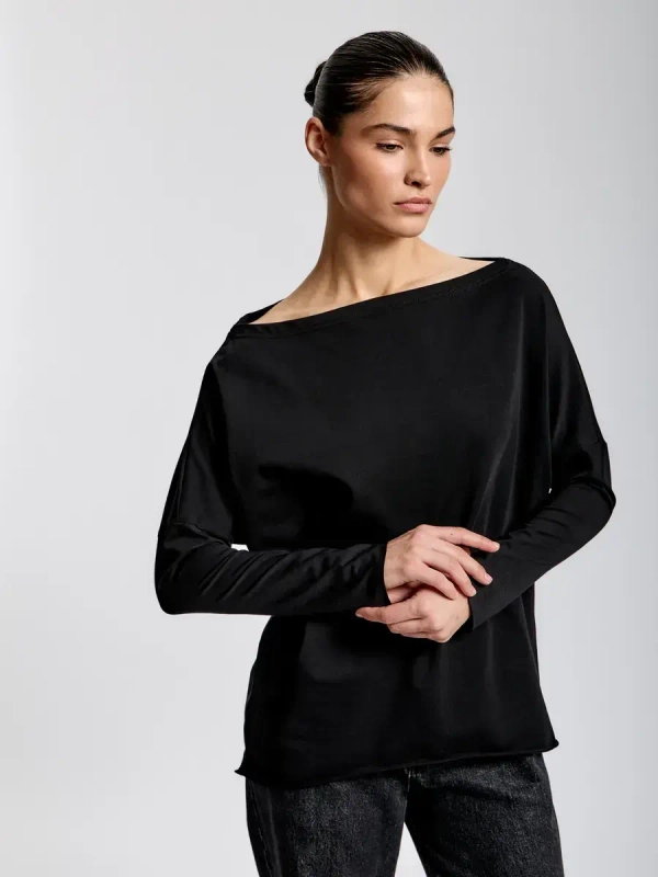 Лонгслив с широким вырезом лодочка черный