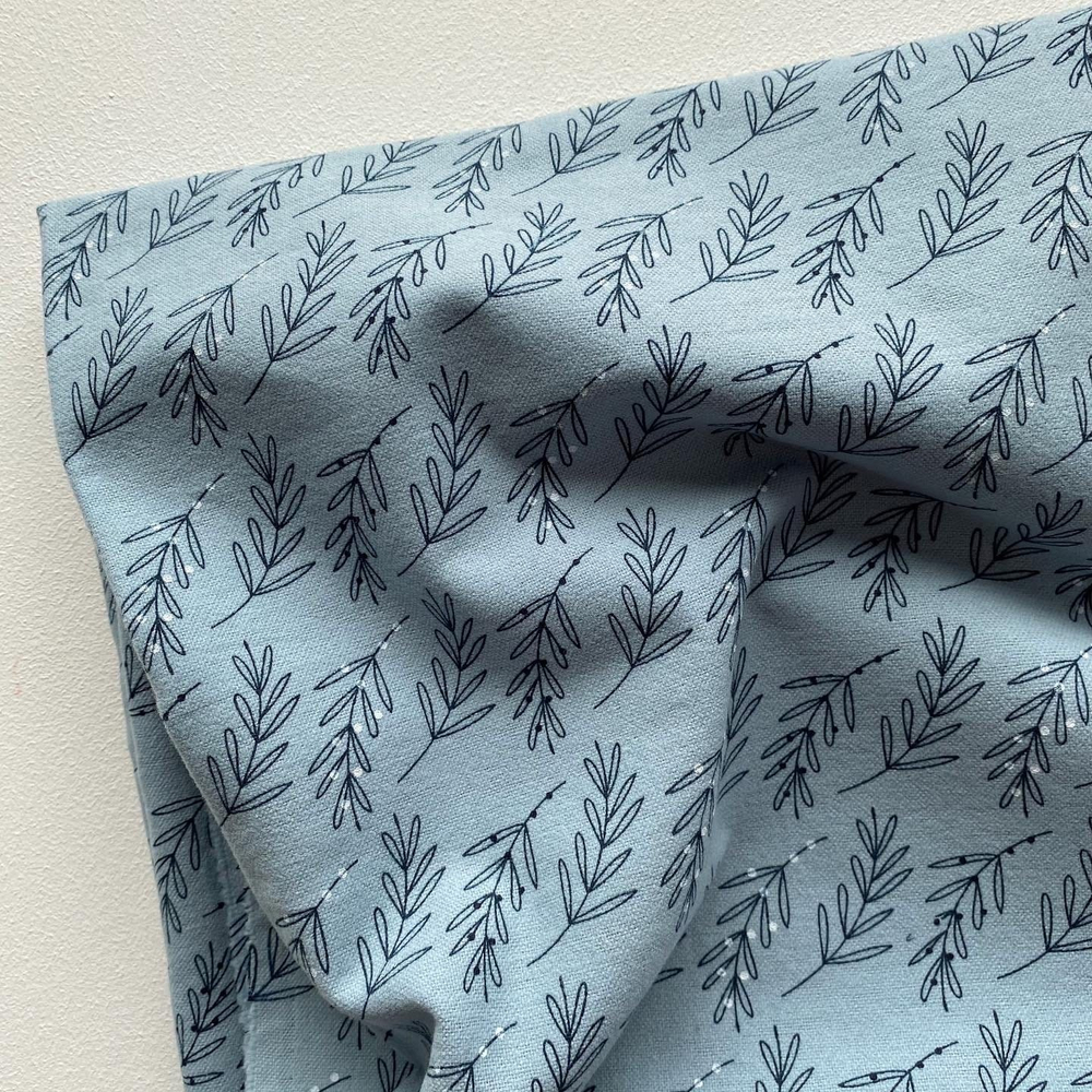 Фланель Веточки с белыми ягодками на пыльном дениме