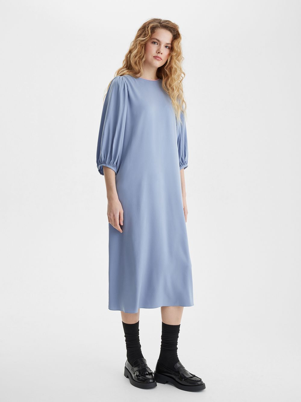 Платье с пышными рукавами жемчужного цвета